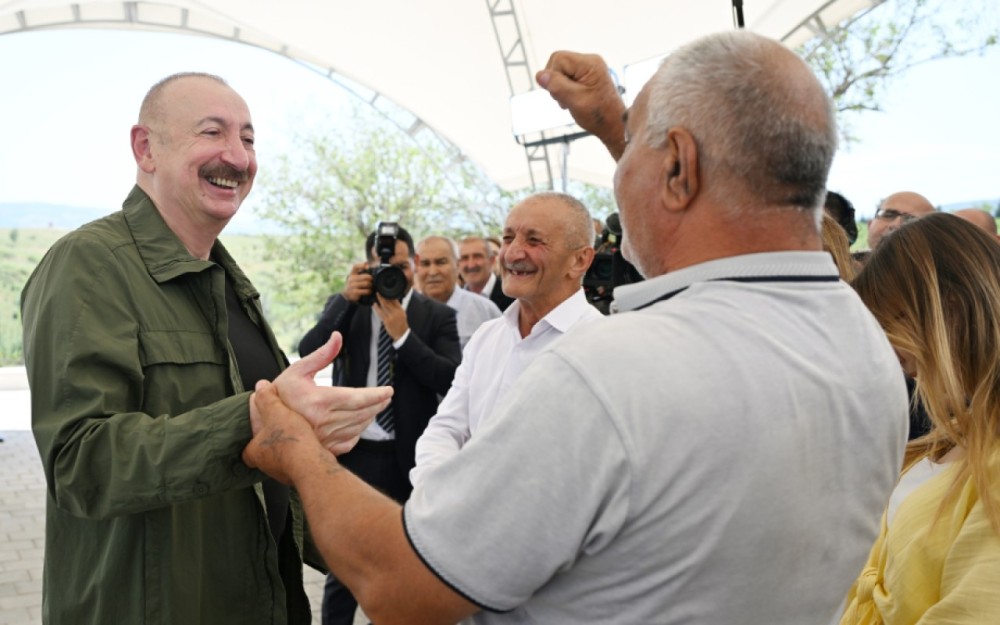 Prezident Xocalının Xanyurdu kəndinə köçən bir qrup sakinlə görüşdü -FOTOLAR (YENİLƏNİB)