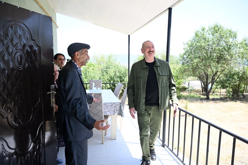 Prezident Xocalının Xanyurdu kəndinə köçən bir qrup sakinlə görüşdü -FOTOLAR (YENİLƏNİB)