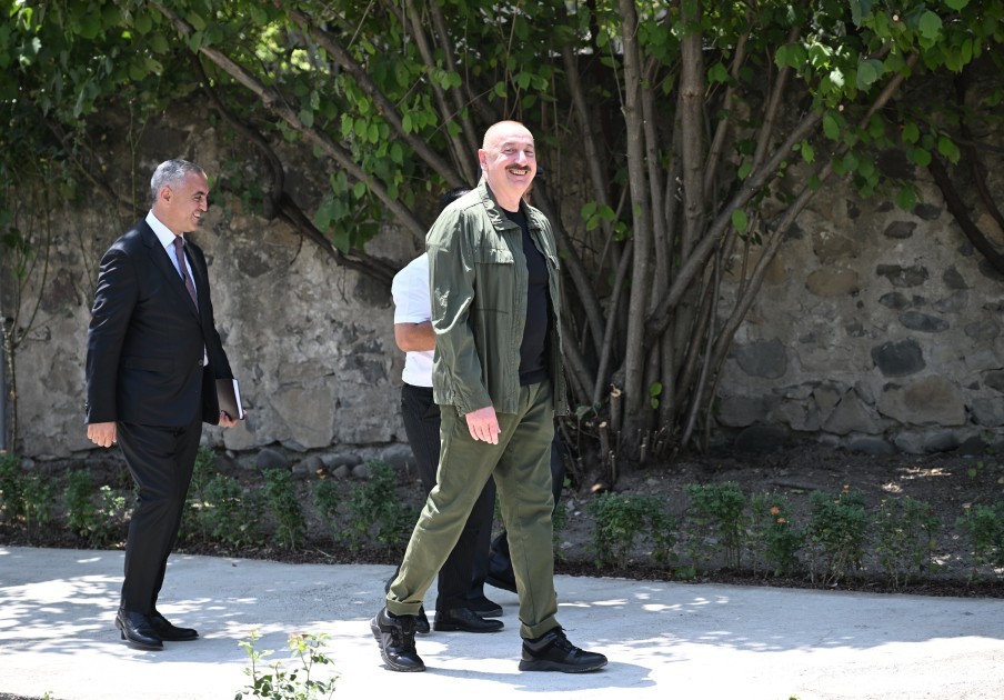 Prezident Xocalının Xanyurdu kəndinə köçən bir qrup sakinlə görüşdü -FOTOLAR (YENİLƏNİB)