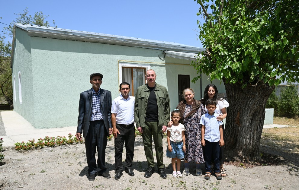 Prezident Xocalının Xanyurdu kəndinə köçən bir qrup sakinlə görüşdü -FOTOLAR (YENİLƏNİB)