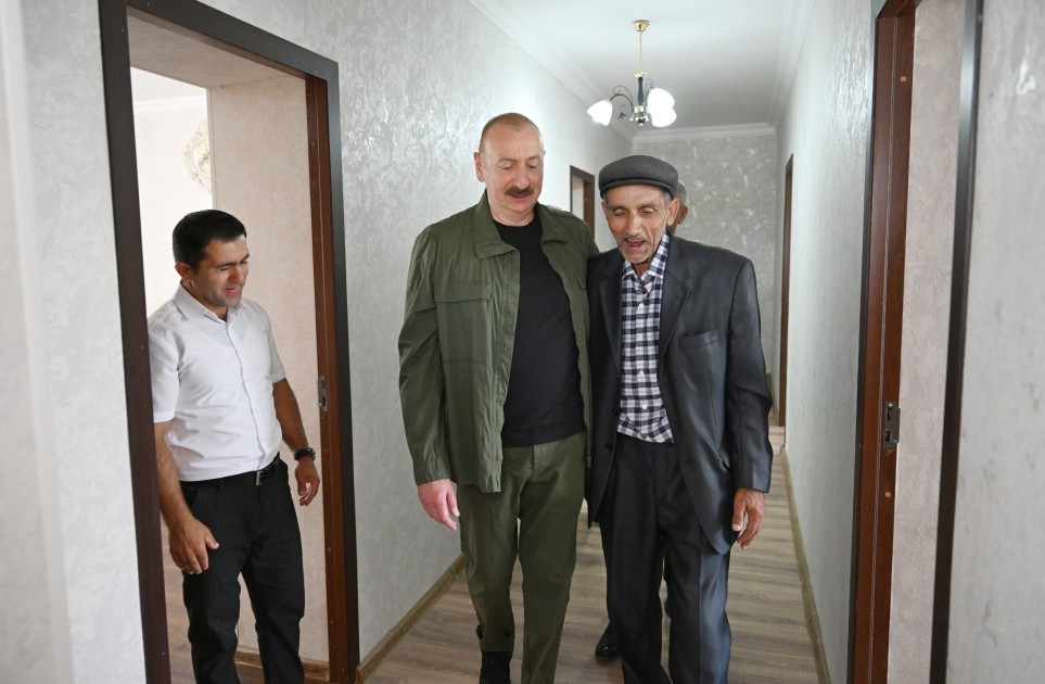 Prezident Xocalının Xanyurdu kəndinə köçən bir qrup sakinlə görüşdü -FOTOLAR (YENİLƏNİB)