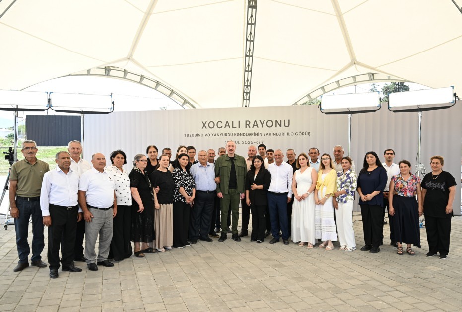 Prezident Xocalının Xanyurdu kəndinə köçən bir qrup sakinlə görüşdü -FOTOLAR (YENİLƏNİB)