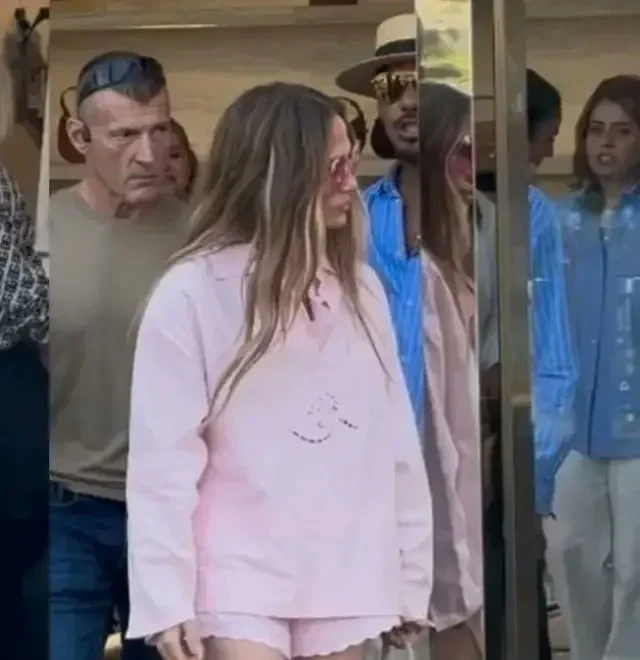 İstanbulda Lopezə "doluyuq" deyib,mağazaya buraxmadılar (FOTO)