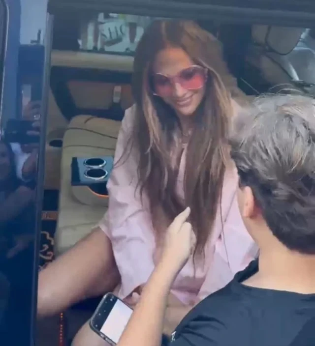 İstanbulda Lopezə "doluyuq" deyib,mağazaya buraxmadılar (FOTO)