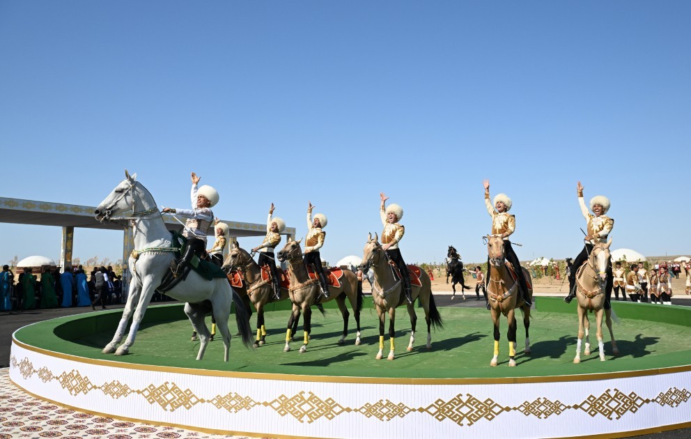 İlham Əliyevə “Axaltəkə” atı hədiyyə edildi- VİDEO+FOTOLAR