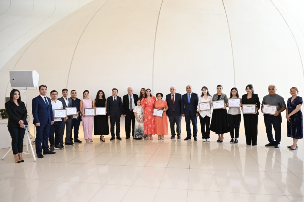 Leyla və Arzu Əliyeva tələbələrə sertifikatlarını təqdim etdilər -FOTOLAR