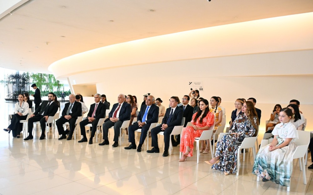 Leyla və Arzu Əliyeva tələbələrə sertifikatlarını təqdim etdilər -FOTOLAR