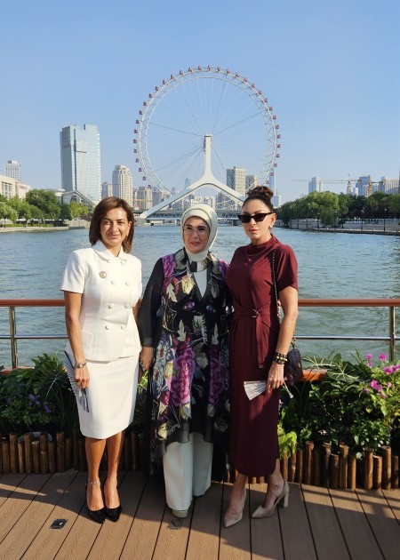 Mehriban Əliyeva dövlət başçılarının xanımları ilə gəmi gəzintisində -FOTOLAR