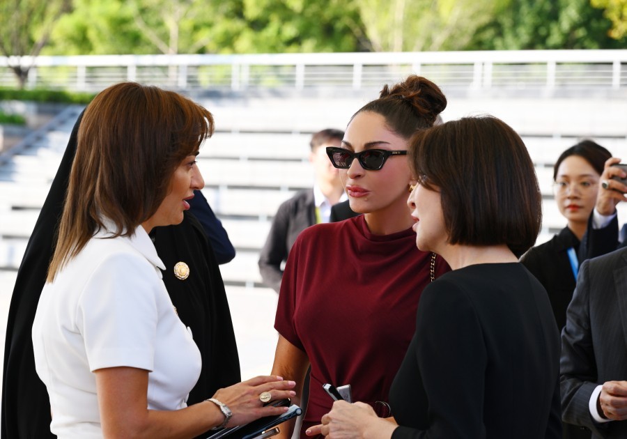 Mehriban Əliyeva dövlət başçılarının xanımları ilə gəmi gəzintisində -FOTOLAR