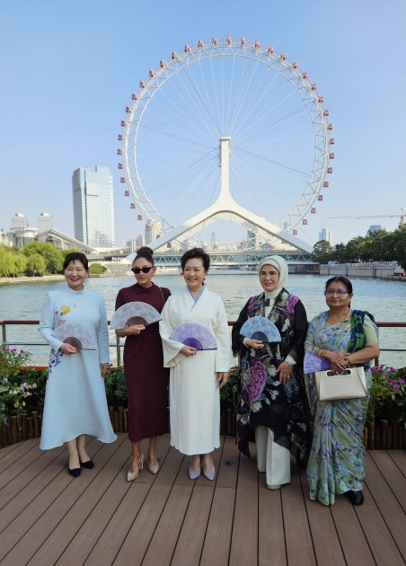 Mehriban Əliyeva dövlət başçılarının xanımları ilə gəmi gəzintisində -FOTOLAR