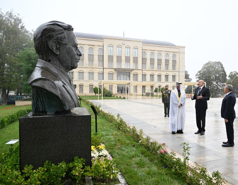Prezidentlər güllələnmiş heykəllərə baxıblar+ FOTOLAR