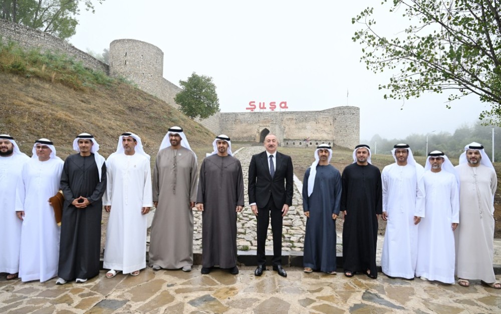 Şuşa qalasının önündə şəkil çəkdirdilər +FOTOLAR