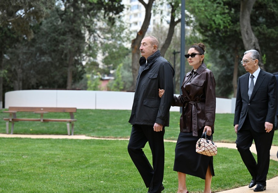 İlham Əliyev və birinci xanım yeni parkın açılışında- FOTOLAR