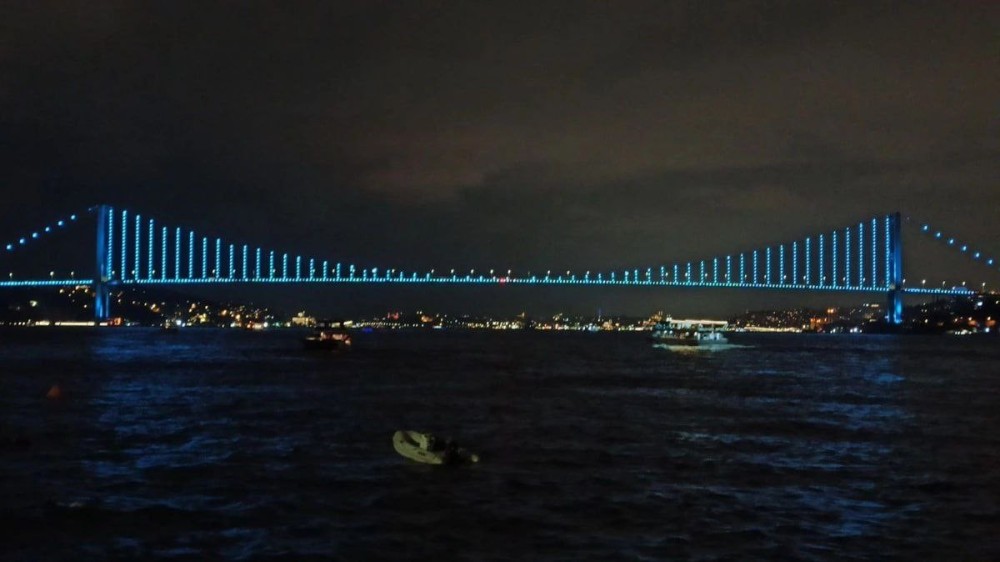 İstanbulun tarixi məkanları TDT bayrağının rəngi ilə işıqlandırıldı -FOTOLAR