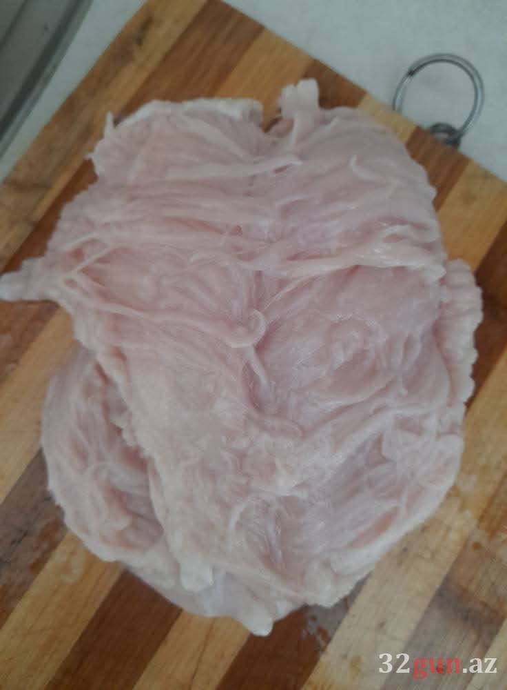 Bakıda alıcı marketdən aldığı toyuq ətindən narazı qaldı