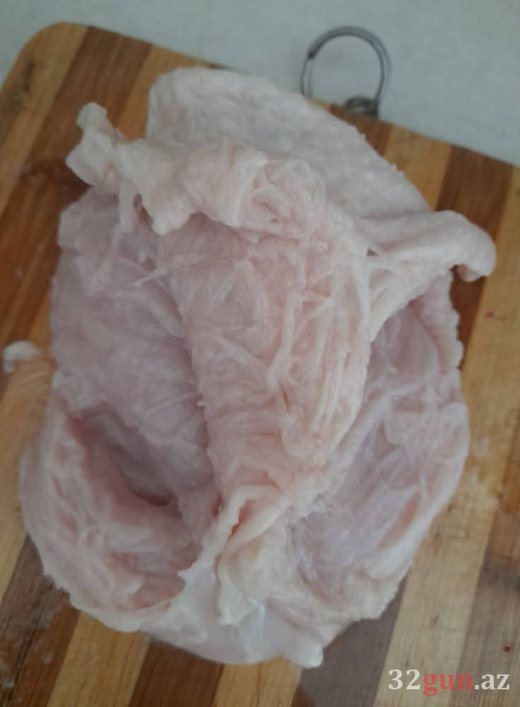 Bakıda alıcı marketdən aldığı toyuq ətindən narazı qaldı