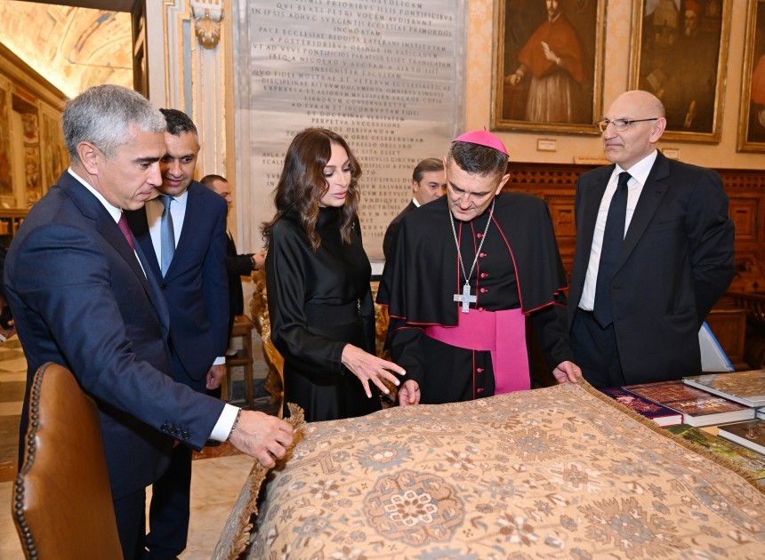 Birinci xanım Vatikan Apostol Kitabxanasını ziyarət etdi -FOTOLAR