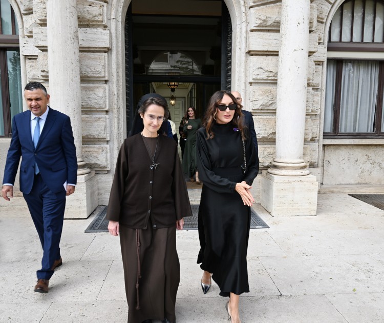 Mehriban Əliyeva qızları və gəlini ilə birlikdə ağacəkmə mərasimində -FOTOLAR