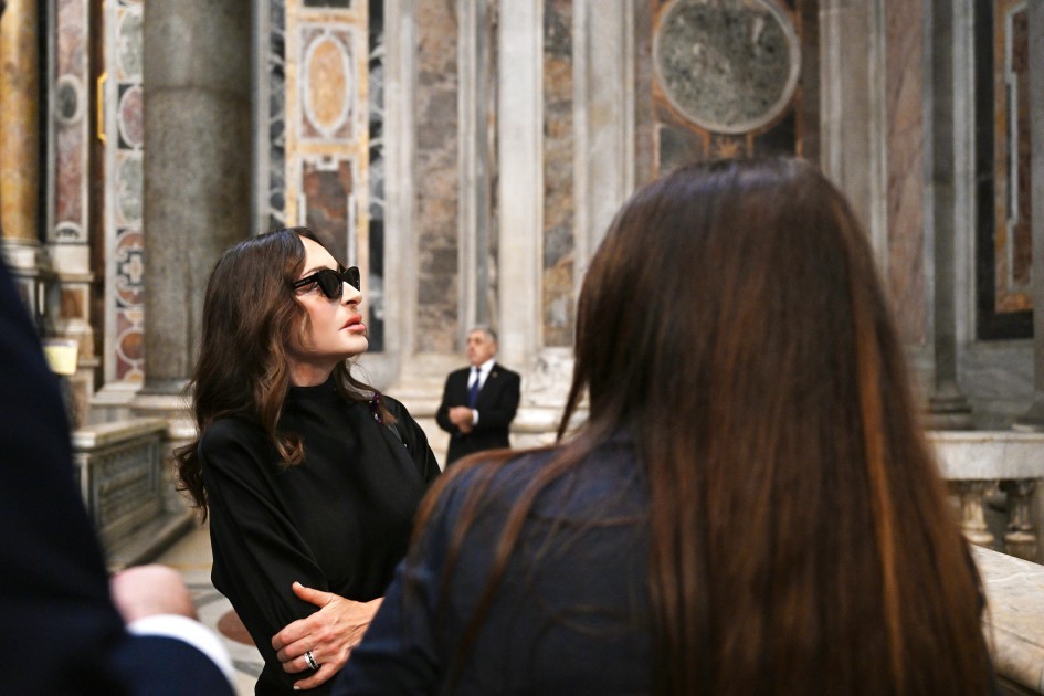 Birinci xanım Müqəddəs Pyotr Bazilikasındakı bərpa işləri ilə tanış oldu -FOTOLAR
