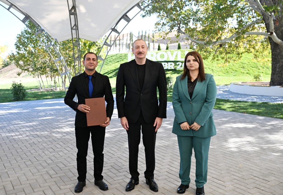 İlham Əliyev Horovlu sakinlərinə mənzillərinaçarlarını təqdim etdi - FOTOLAR