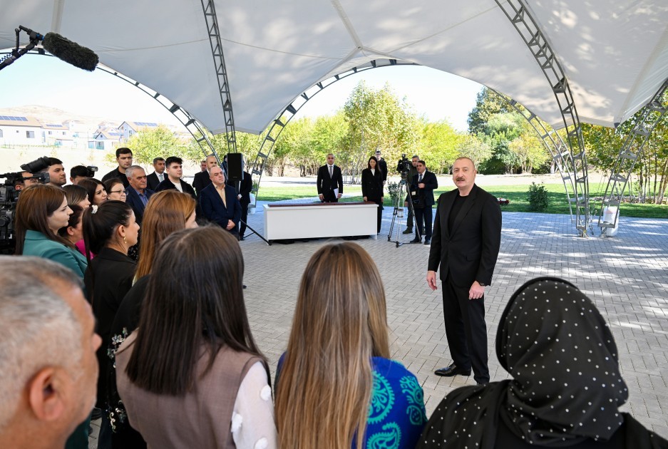 İlham Əliyev Horovlu sakinlərinə mənzillərinaçarlarını təqdim etdi - FOTOLAR