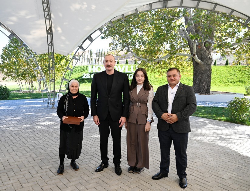 İlham Əliyev Horovlu sakinlərinə mənzillərinaçarlarını təqdim etdi - FOTOLAR