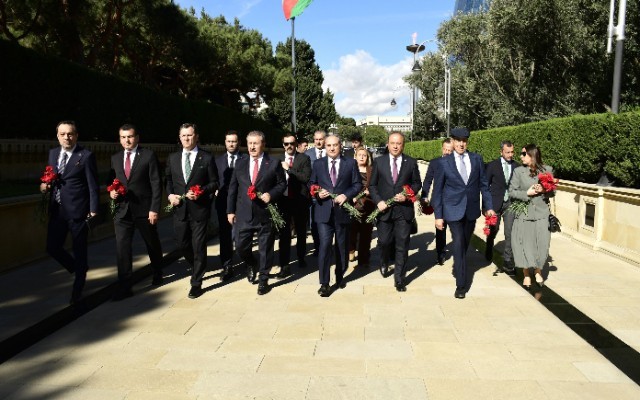 YAP və BBP nümayəndələri Şəhidlər xiyabanında - FOTOLAR