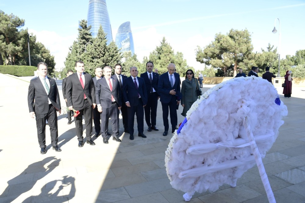 YAP və BBP nümayəndələri Şəhidlər xiyabanında - FOTOLAR