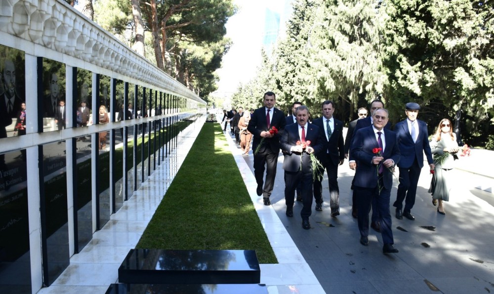 YAP və BBP nümayəndələri Şəhidlər xiyabanında - FOTOLAR