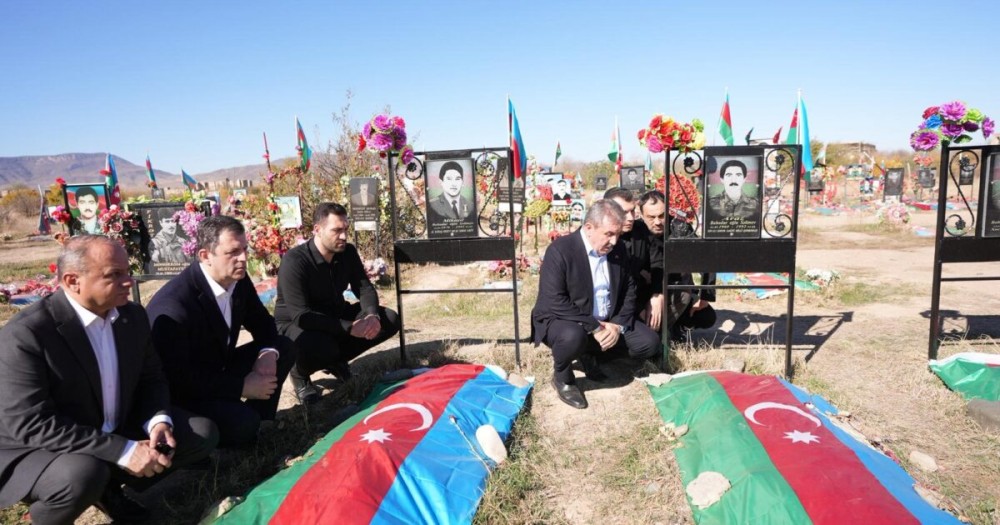 Türkiyəli partiya sədri Ağdam Şəhidlər Xiyabınını ziyarət etdi-FOTOLAR