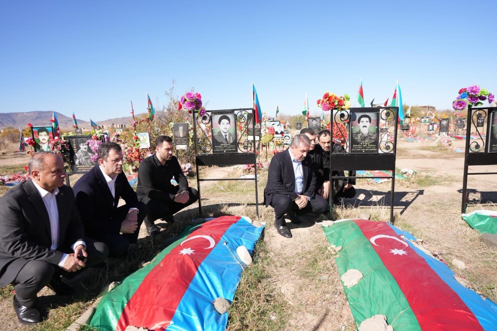 Türkiyəli partiya sədri Ağdam Şəhidlər Xiyabınını ziyarət etdi-FOTOLAR