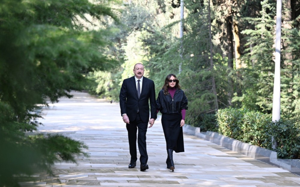Prezident və xanımı Ulu Öndərin məzarını ziyarət ediblər - FOTOLAR