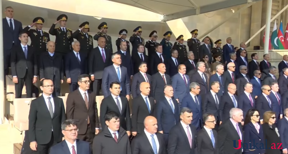 Generallar və məmurlar paradı belə izləyirlər -FOTOLAR