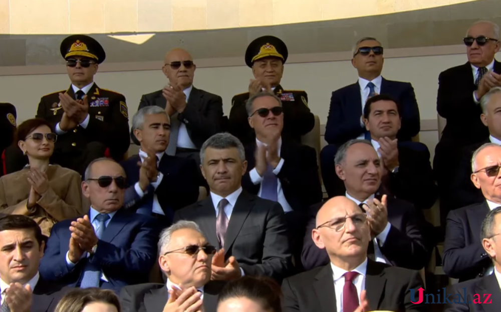 Generallar və məmurlar paradı belə izləyirlər -FOTOLAR
