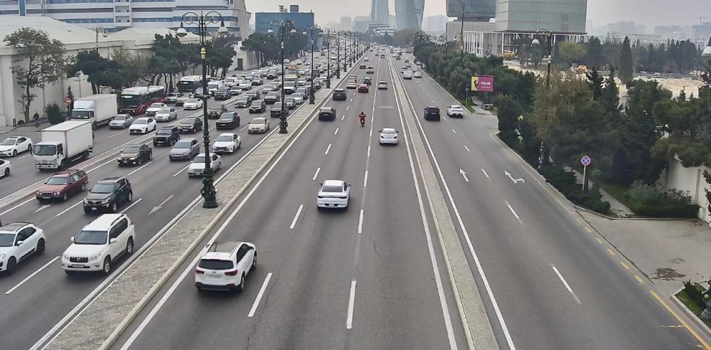 Bakıda yük avtomobili yanır -FOTOLAR