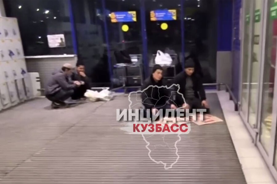 Rusiyada miqrantlar supermarketdə namaz qıldı, cərimə və ölkədən çıxarılma gözləyir