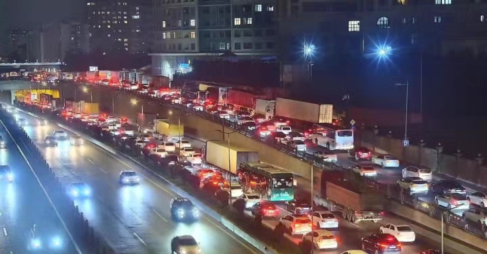 "20 Yanvar"da yük yola dağıldı, sıxlıq yarandı -FOTOLAR