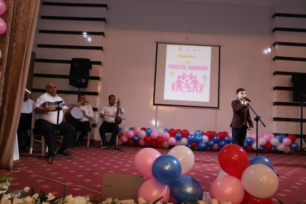 Beynəlxalq Əlillər Günündə Ağstafada xüsusi qayğıya ehtiyacı olan uşaqlar üçün “Fərqliyik, bərabərik” adlı bədii-əyləncəli tədbir keçirilib