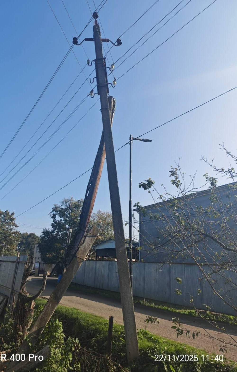 “Azərişıq” 1 həftə sonra əncam çəkdi- Sakinləri qorxuya salan  qəzalı vəziyyətdə olan elektrik dirəyinə (YENİLƏNİB)