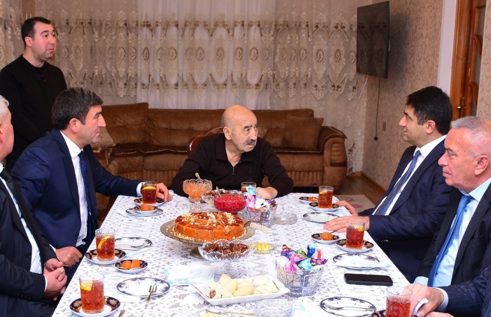 Seymur Orucov şair Qurban Həmidoğlunu evində ziyarət edib/ FOTO