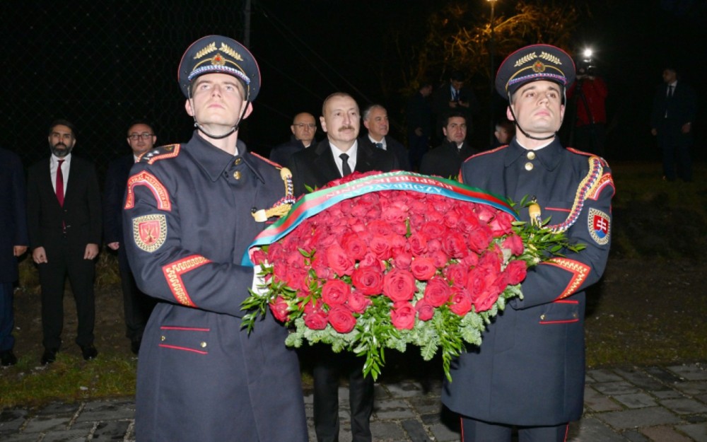 Prezidentlər Bratislavada “Azadlıq Qapısı” abidəsini ziyarət etdilər- FOTOLAR