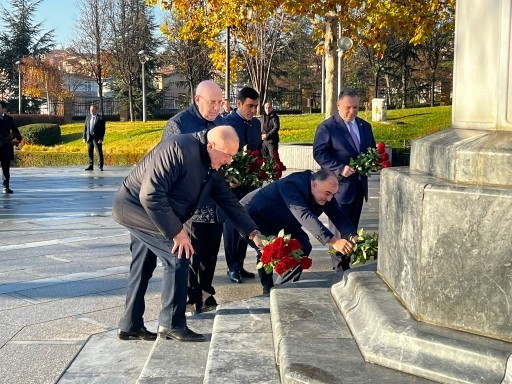 Deputatlar Ankarada Ulu Öndərin abidəsini ziyarət etdilər -FOTOLAR