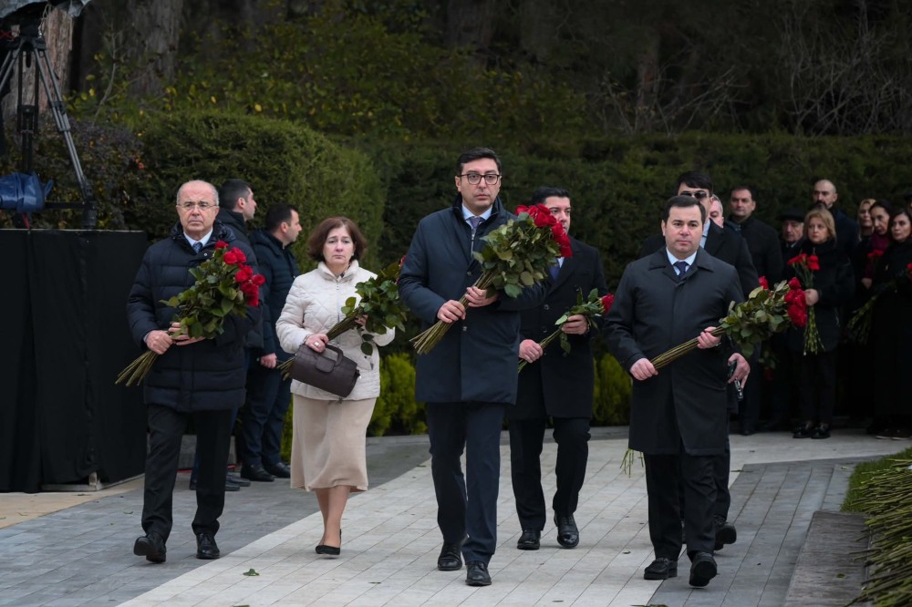 Nazir və Akademiya rəhbərliyi Ümummilli Lider Heydər Əliyevin məzarını ziyarət etdi