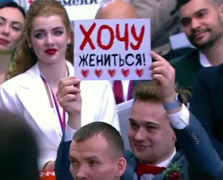 Putinin canlı yayımı zamanı jurnalist sevdiyinə evlilik təklifi etdi -prezidenti toya dəvət etdi