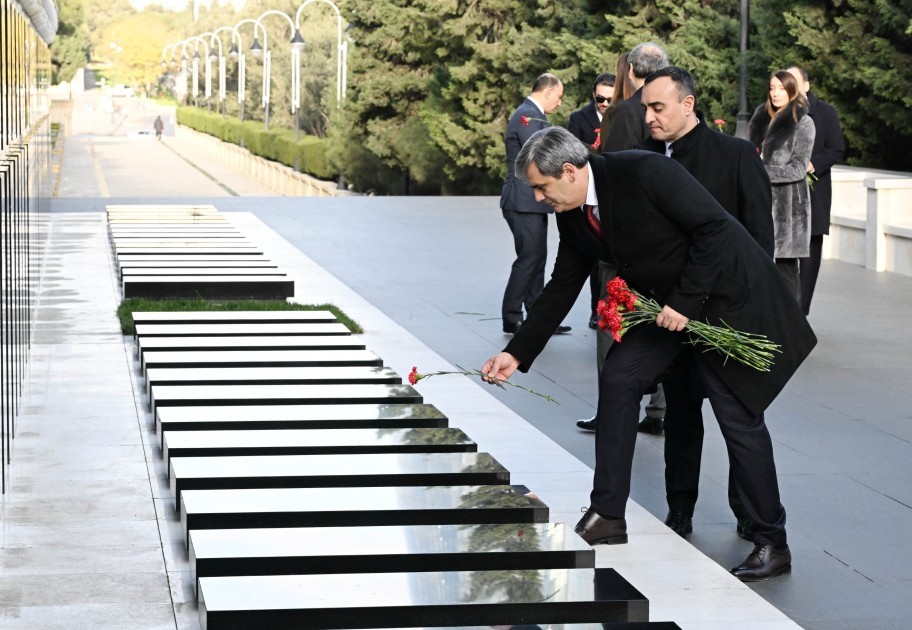 İbrahimoviç Zəfər parkını və Şəhidlər xiyabanını ziyarət edib- FOTOLAR