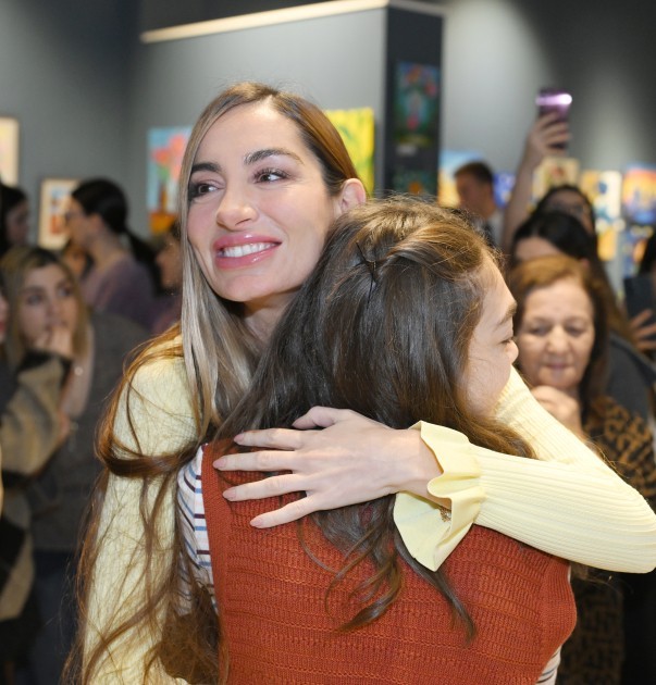 Arzu və Alena Əliyevalar “Rənglərdə yaşanan 10 il” mövzusunda keçirilən sərgidə- FOTOLAR