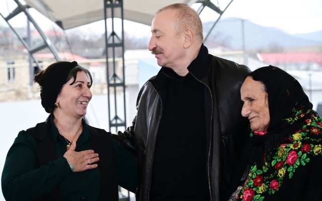 "Oğlum məni Sizə əmanət edib" - Şəhid anası ilə Prezidentin dialoqu