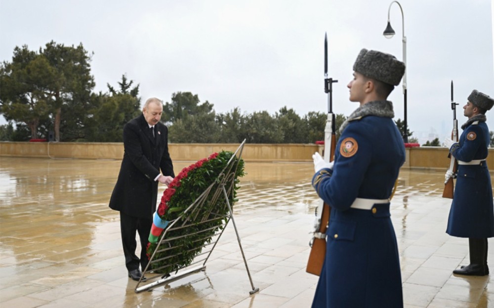 Prezident 20 Yanvar şəhidlərinin xatirəsini yad etdi -FOTOLAR